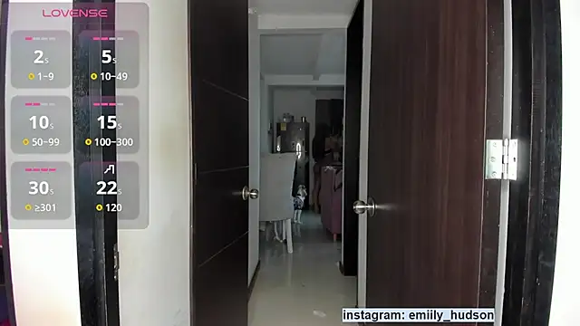 Snapshot of emily_huddson_ chatting on 10/11/25, 08:51 emily huddson online show from 10/11/25, 08:51