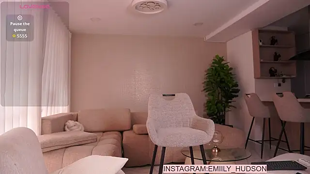 Snapshot of emily_huddson_ chatting on 04/15/26, 09:04 emily huddson online show from 04/15/26, 09:04