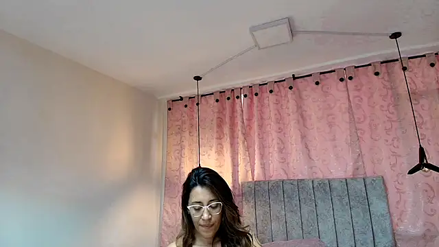 Snapshot of VioletaScott_ chatting on 12/21/24, 03:42 VioletaScott  online show from 12/21/24, 03:42