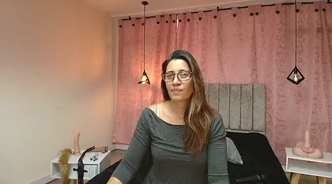 Snapshot of VioletaScott_ chatting on 02/13/25, 12:43 VioletaScott  online show from 02/13/25, 12:43