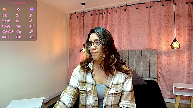 Snapshot of VioletaScott_ chatting on 03/11/25, 01:01 VioletaScott  online show from 03/11/25, 01:01