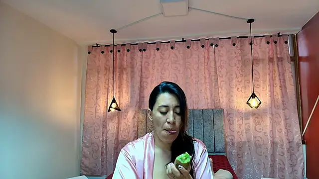 Snapshot of VioletaScott_ chatting on 10/15/25, 03:34 VioletaScott  online show from 10/15/25, 03:34