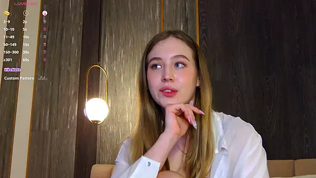 Snapshot of LoraineLuff chatting on 01/29/25, 11:35 LoraineLuff online show from 01/29/25, 11:35