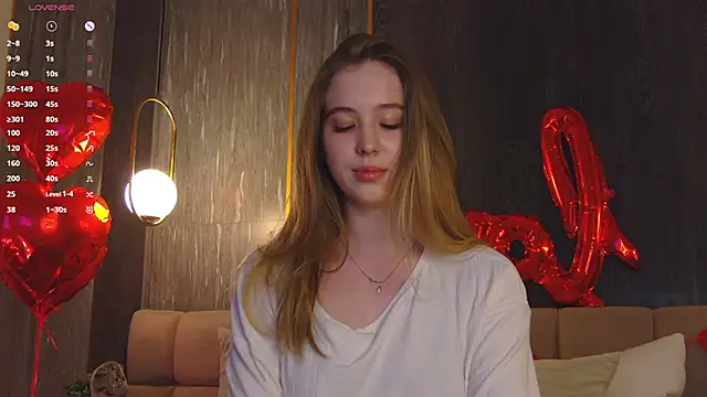 Snapshot of LoraineLuff chatting on 02/21/25, 06:04 LoraineLuff online show from 02/21/25, 06:04