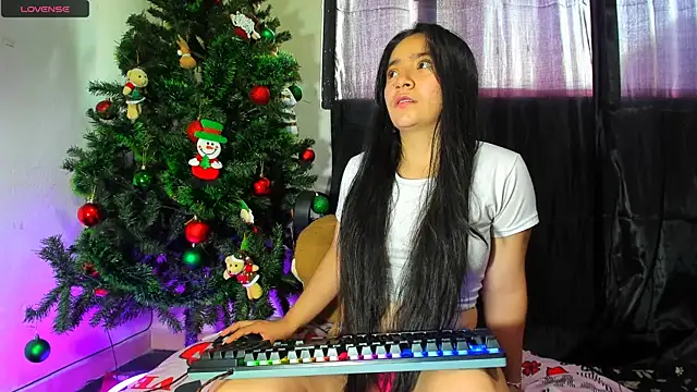 Snapshot of litle_mily_ chatting on 01/15/25, 10:02 litle mily  online show from 01/15/25, 10:02