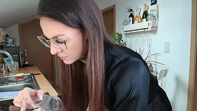 Snapshot of BrownieyQueen chatting on 02/11/25, 08:05 BrownieyQueen online show from 02/11/25, 08:05