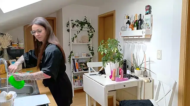 Snapshot of BrownieyQueen chatting on 02/28/25, 07:58 BrownieyQueen online show from 02/28/25, 07:58