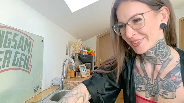 Snapshot of BrownieyQueen chatting on 03/08/25, 06:54 BrownieyQueen online show from 03/08/25, 06:54