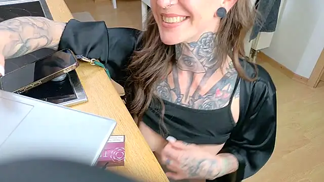 Snapshot of BrownieyQueen chatting on 03/10/25, 09:43 BrownieyQueen online show from 03/10/25, 09:43