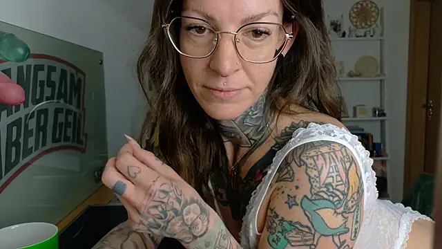 Snapshot of BrownieyQueen chatting on 04/02/26, 04:54 BrownieyQueen online show from 04/02/26, 04:54