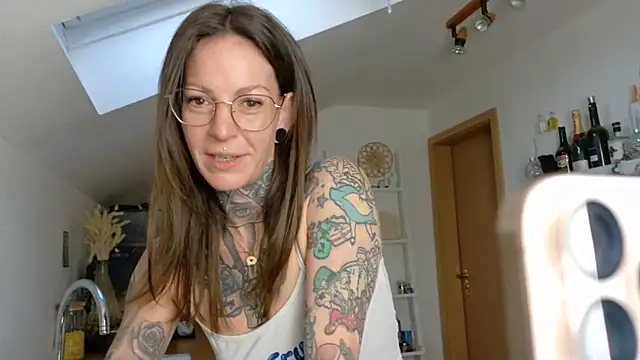 Snapshot of BrownieyQueen chatting on 04/03/26, 04:54 BrownieyQueen online show from 04/03/26, 04:54