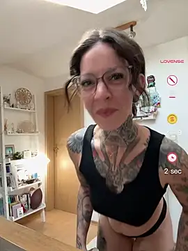 Snapshot of BrownieyQueen chatting on 05/24/26, 06:18 BrownieyQueen online show from 05/24/26, 06:18