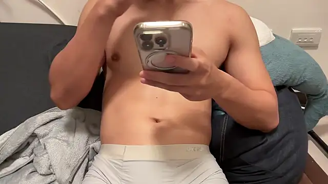 Snapshot of Alex1069 chatting on 04/21/26, 02:12 Alex1069 online show from 04/21/26, 02:12