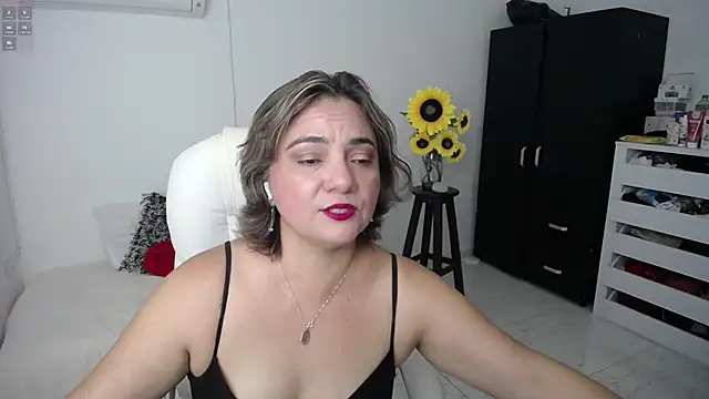 Chiraz hasnaa online show from 03/06/25, 11:09