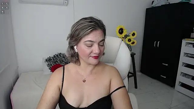 Chiraz hasnaa online show from 03/14/25, 01:24