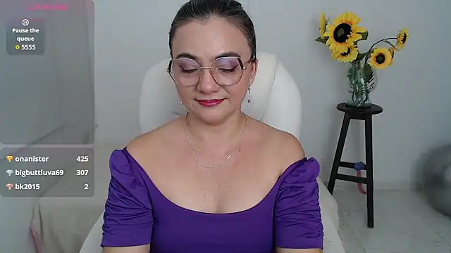 Chiraz hasnaa online show from 10/25/25, 04:24