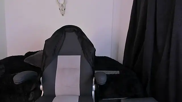 Snapshot of Aliz01 chatting on 11/01/25, 01:51 Aliz01 online show from 11/01/25, 01:51