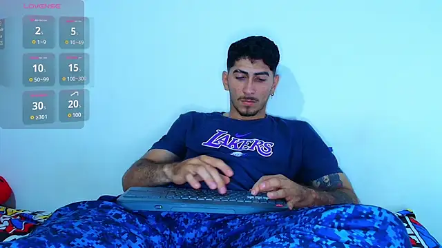 Snapshot of Thomass00 chatting on 12/28/24, 02:33 Thomass00 online show from 12/28/24, 02:33