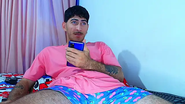 Snapshot of Thomass00 chatting on 01/17/25, 04:47 Thomass00 online show from 01/17/25, 04:47