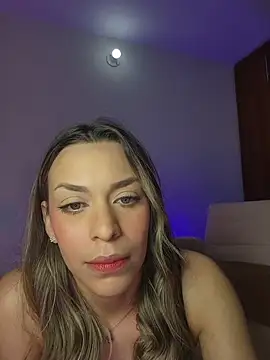 Snapshot of mich_bittersweet chatting on 04/20/26, 11:17 mich bittersweet online show from 04/20/26, 11:17