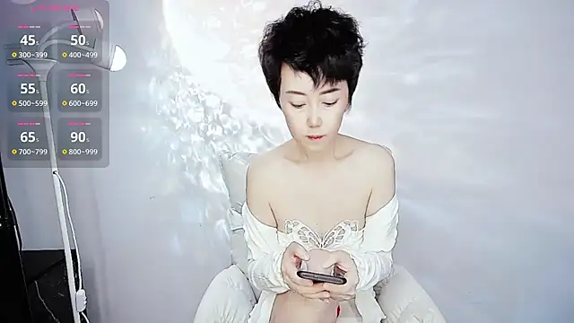 Snapshot of 9ering-Er chatting on 10/31/25, 09:05 9ering-Er online show from 10/31/25, 09:05