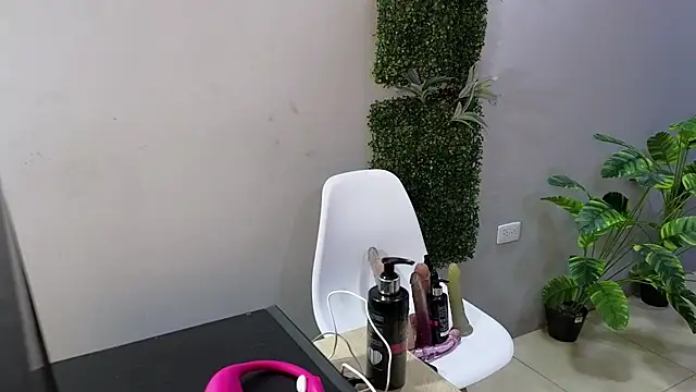 Snapshot of camil_milfdream chatting on 05/01/26, 11:04 camil milfdream online show from 05/01/26, 11:04