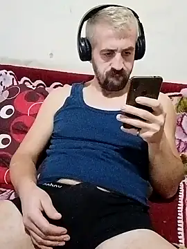 Snapshot of GrofLicno chatting on 12/29/24, 04:30 GrofLicno online show from 12/29/24, 04:30