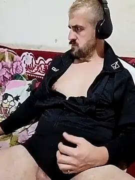 Snapshot of GrofLicno chatting on 01/02/25, 08:13 GrofLicno online show from 01/02/25, 08:13