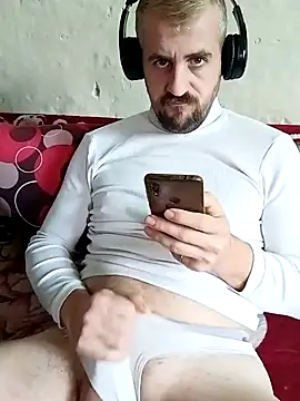 Snapshot of GrofLicno chatting on 01/05/25, 12:21 GrofLicno online show from 01/05/25, 12:21