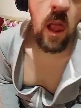 Snapshot of GrofLicno chatting on 02/21/25, 09:32 GrofLicno online show from 02/21/25, 09:32