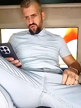 Snapshot of GrofLicno chatting on 11/17/25, 07:08 GrofLicno online show from 11/17/25, 07:08