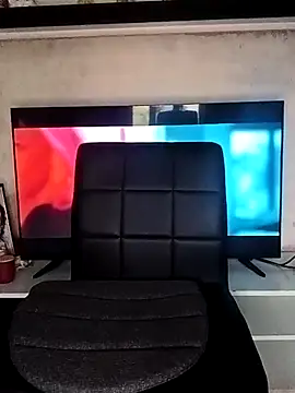 Snapshot of GrofLicno chatting on 11/18/25, 10:52 GrofLicno online show from 11/18/25, 10:52