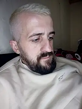 Snapshot of GrofLicno chatting on 12/14/25, 04:56 GrofLicno online show from 12/14/25, 04:56