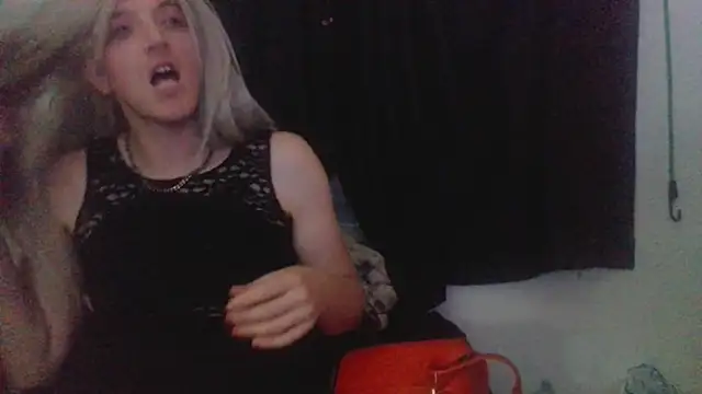 Snapshot of sexyblondetrans chatting on 10/04/25, 09:40 sexyblondetrans online show from 10/04/25, 09:40