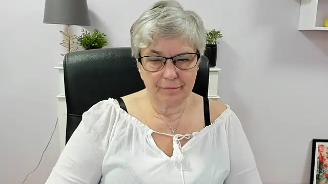 Snapshot of IrisDream chatting on 06/18/26, 09:14 IrisDream online show from 06/18/26, 09:14