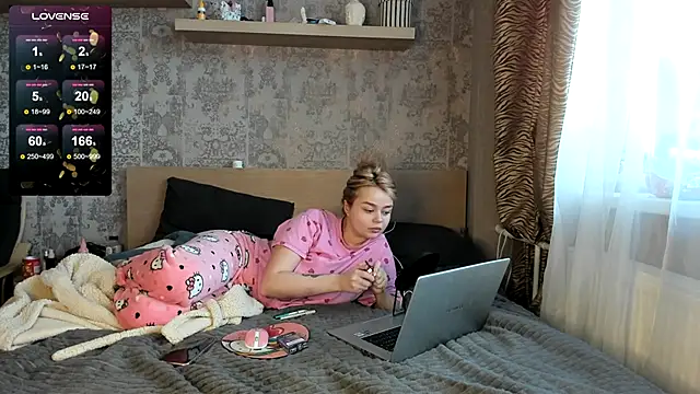 Snapshot of purebeautie13 chatting on 12/30/24, 10:43 purebeautie13 online show from 12/30/24, 10:43