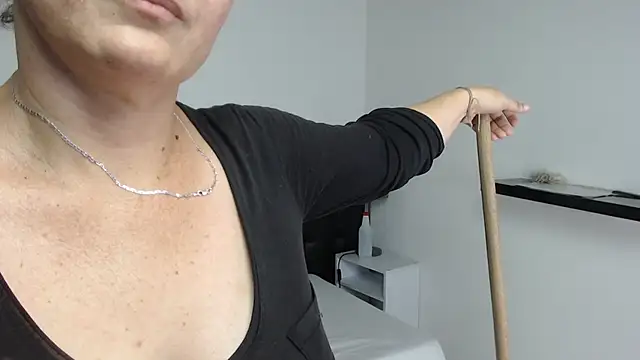 Snapshot of Angelinna_Milf chatting on 12/17/24, 02:01 Angelinna Milf online show from 12/17/24, 02:01