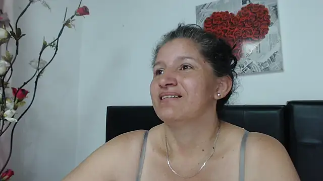 Snapshot of Angelinna_Milf chatting on 12/17/24, 11:05 Angelinna Milf online show from 12/17/24, 11:05