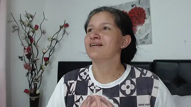 Snapshot of Angelinna_Milf chatting on 12/27/24, 06:31 Angelinna Milf online show from 12/27/24, 06:31