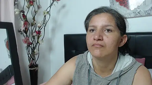 Snapshot of Angelinna_Milf chatting on 01/24/25, 02:39 Angelinna Milf online show from 01/24/25, 02:39