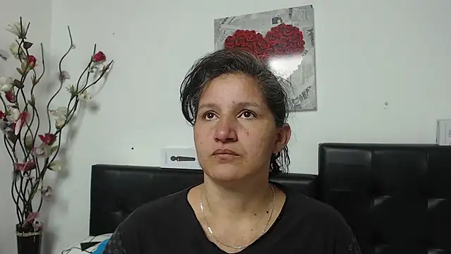 Snapshot of Angelinna_Milf chatting on 02/18/25, 02:27 Angelinna Milf online show from 02/18/25, 02:27