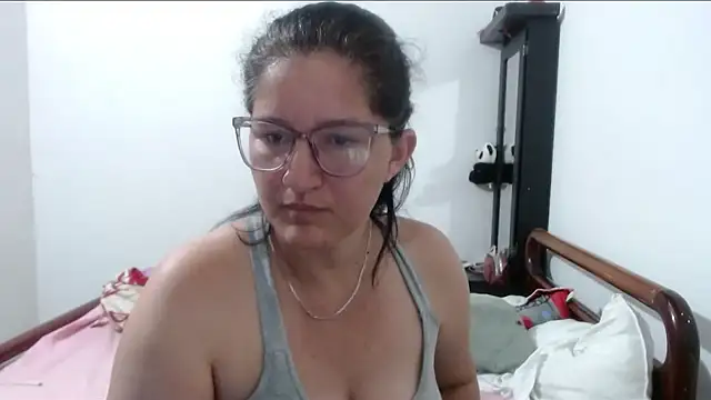 Snapshot of Angelinna_Milf chatting on 09/20/25, 12:33 Angelinna Milf online show from 09/20/25, 12:33