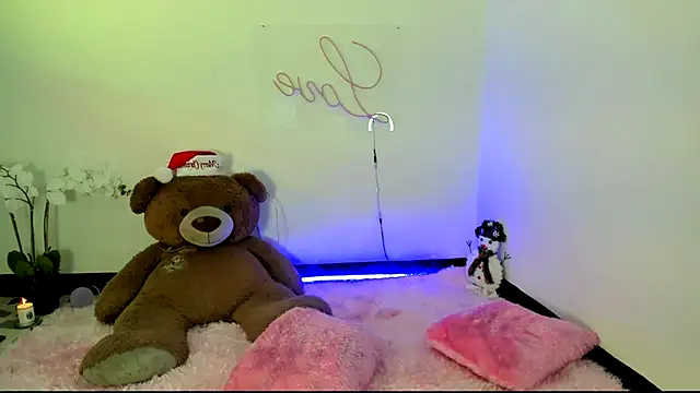 Snapshot of kendal_scott1 chatting on 12/19/24, 10:00 kendal scott1 online show from 12/19/24, 10:00