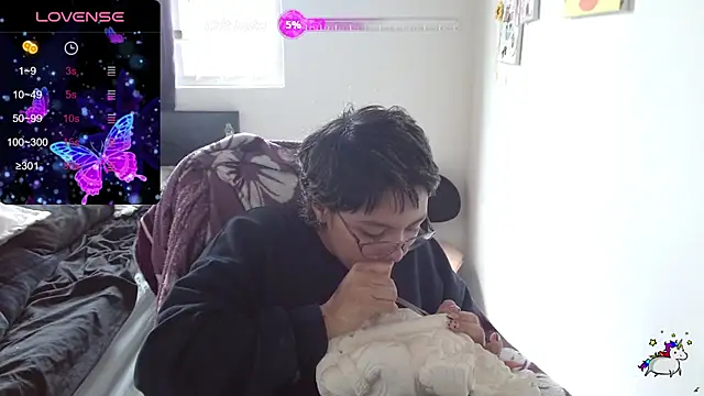 Snapshot of TRIXIE_TANG28 chatting on 11/16/25, 06:02 TRIXIE TANG28 online show from 11/16/25, 06:02