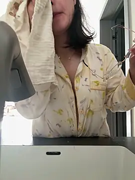 Snapshot of Krismil3 chatting on 04/05/26, 12:19 Krismil3 online show from 04/05/26, 12:19