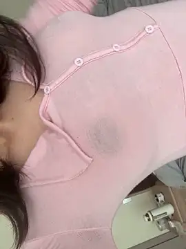 Snapshot of Krismil3 chatting on 04/12/26, 01:21 Krismil3 online show from 04/12/26, 01:21