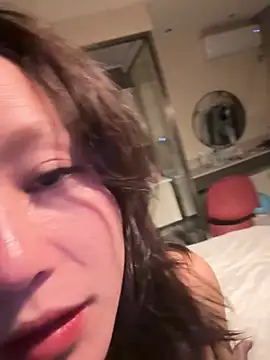 Snapshot of Krismil3 chatting on 04/13/26, 12:32 Krismil3 online show from 04/13/26, 12:32