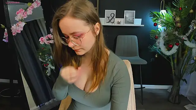 Snapshot of CassieCool chatting on 01/08/25, 09:12 CassieCool online show from 01/08/25, 09:12