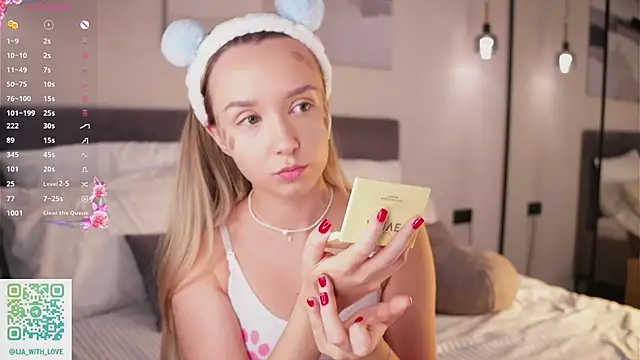 Snapshot of HollisBeckett chatting on 10/12/25, 02:10 HollisBeckett online show from 10/12/25, 02:10