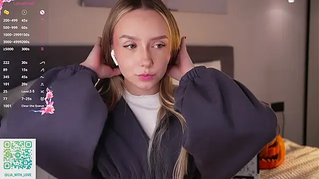 Snapshot of HollisBeckett chatting on 10/17/25, 03:10 HollisBeckett online show from 10/17/25, 03:10